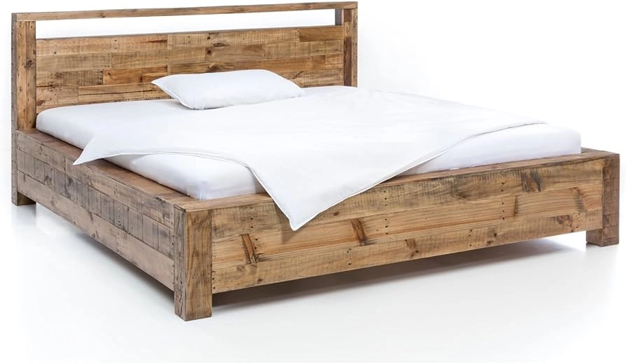 Betten und Kopfteile aus Altholz